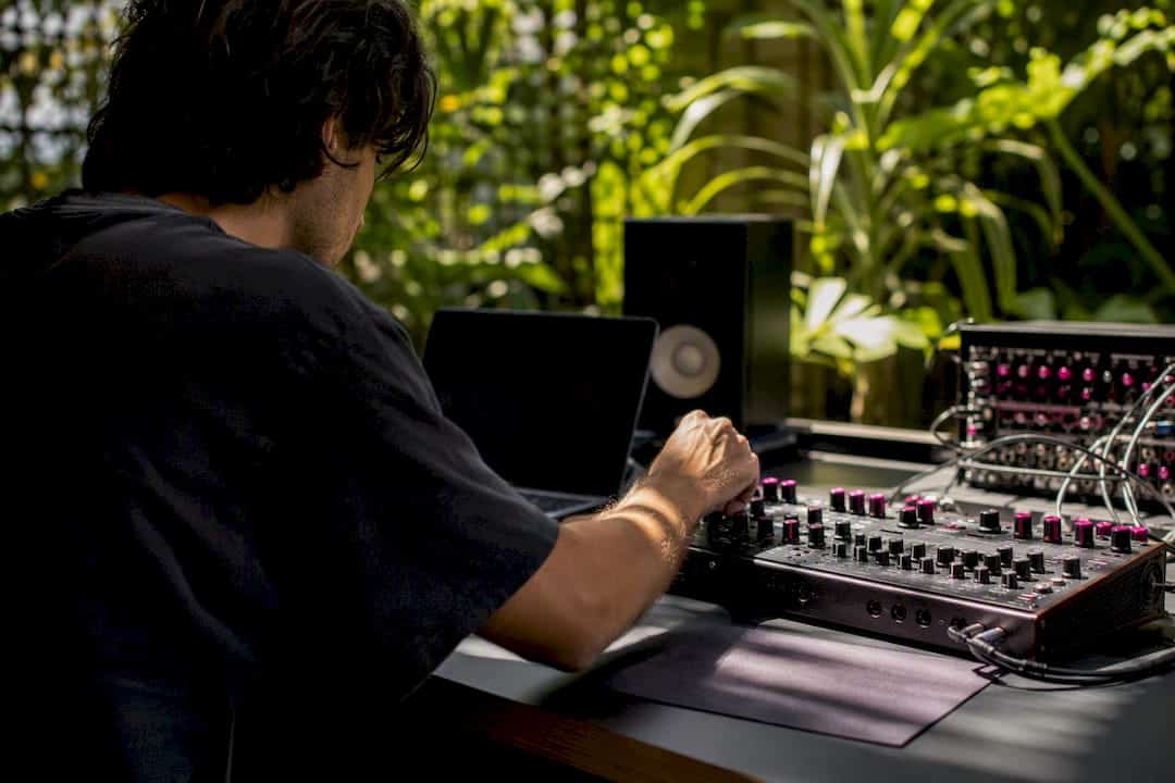 Hand adjusting mixing console knob